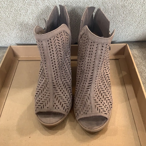 Daytrip Heels - Picture 2 of 4